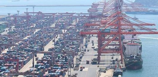 수출입 화물이 쌓여 있는 신선대부두. 연합뉴스