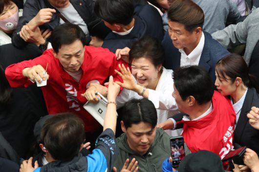 박근혜 전 대통령이 지난 5월 31일 오후 대구 중구 서문시장을 방문해 시민들에게 인사하고 있다. 연합뉴스