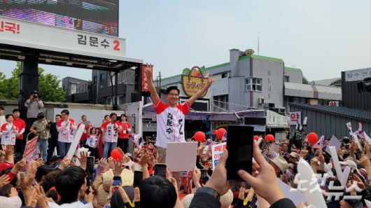 지난 달 31일 오후 강원 강릉월화거리를 찾은 국민의힘 김문수 대선 후보. 전영래 기자