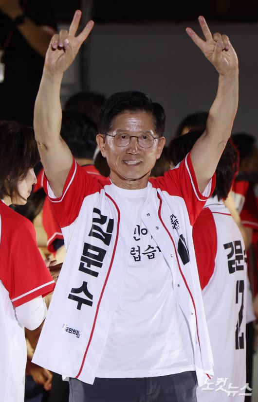 김문수 국민의힘 대선 후보가 2일 서울시청 광장에서 열린 "울려라 함성, 들어라 승리의 메아리" 피날레 유세에서 시민들에게 지지를 호소하고 있다. 윤창원 기자