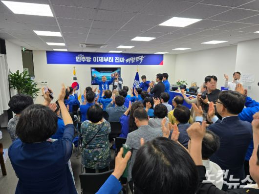 김문수 의원이 출구조사 직후 두 팔을 들며 환호하자 참석자들이 박수로 화답하고 있다. 고영호 기자