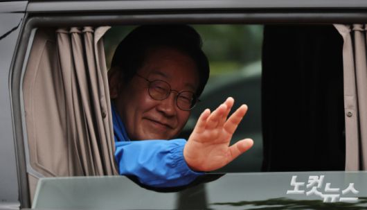 이재명 더불어민주당 대선 후보가 2일 서울 강서구 서울식물원 마곡나루광장에서 열린 강서구·양천구 유세를 마치고 여의도 마지막 유세를 위해 떠나는 차량 안에서 지지자들에게 손을 들어 답하고 있다. 윤창원 기자