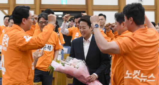 개혁신당 이준석 제21대 대통령선거 후보가 3일 서울 여의도 국회 의원회관에 마련된 개표상황실에 도착해 당원들의 격려를 받고 있다. 박종민 기자