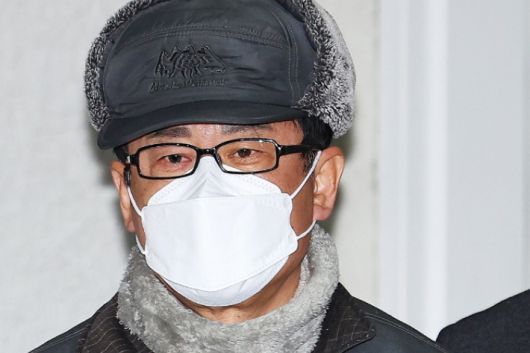 '12·3 비상계엄' 기획에 관여한 혐의로 구속된 노상원 전 국군정보사령관이 지난해 12월 24일 오전 서울 은평구 서울서부경찰서에서 검찰로 송치되고 있다. 연합뉴스