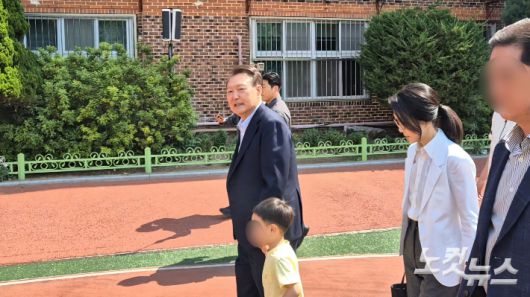 3일 제21대 대통령 선거가 진행되는 가운데, 윤석열 전 대통령과 그의 부인 김건희씨가 서울 서초구 서초4동 투표소인 원명초등학교에 방문해 투표했다. 송선교 기자