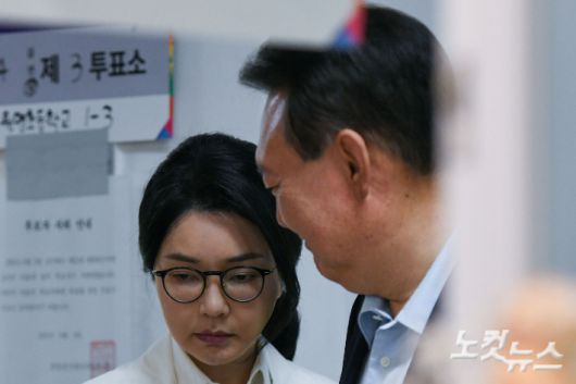 투표소인 늘봄교실 앞에서 대기 중인 윤 전 대통령과 김건희씨. 박종민 기자