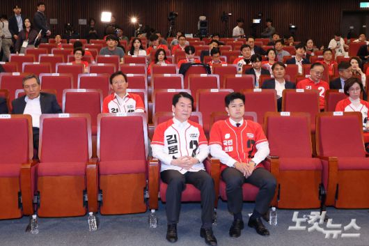 김용태 (앞줄 오릉쪽) 국민의힘 비상대책위원장과 안철수 공동선대위원장이  9일 서울 여의도 국회 도서관에 마련된 국민의힘 개표 상황실에서 제21대 대통련 선거 방송3사 출구조사 결과를 지켜 본 뒤 자리를 지키고 있다. 황진환 기자