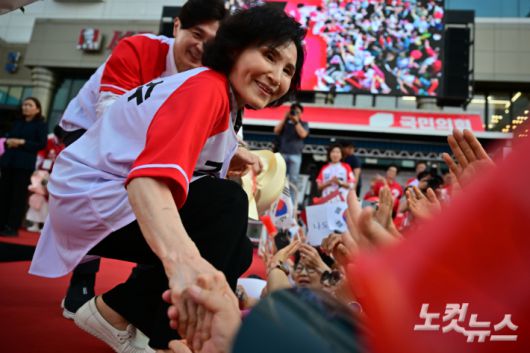 김문수 국민의힘 대선 후보의 배우자 설난영 여사가 22일 경기 부천시 부천역마루광장에서 열린 집중유세에서 시민들에게 지지를 호소하고 있다. 황진환 기자