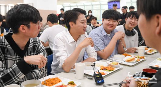 개혁신당 이준석 대통령선거 후보가 2일 경기도 시흥시 한국공학대학교에서 열린 '학식먹자 이준석' 행사에서 학생들과 학식을 먹으며 대화를 나누고 있다. 시흥=박종민 기자
