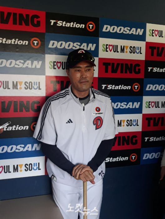 두산 조성환 감독 대행이 3일 KIA와 홈 경기에서 앞선 인터뷰에서 취재진의 질문을 듣고 있다. 노컷뉴스