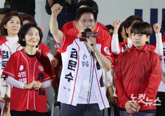 김문수 국민의힘 대선 후보가 2일 서울시청 광장에서 열린 "울려라 함성, 들어라 승리의 메아리" 피날레 유세에서 시민들에게 지지를 호소하고 있다. 윤창원 기자