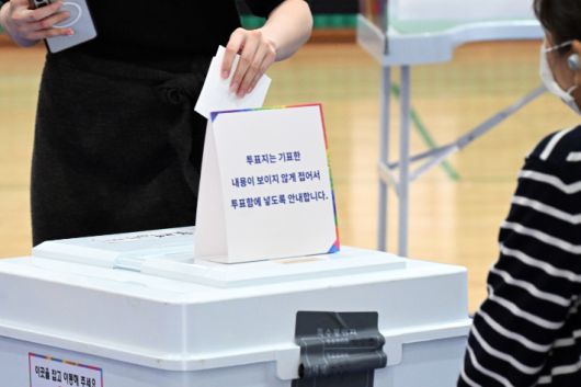 제21대 대통령선거 투표일인 3일 서울 영등구포의 한 투표소에서 유권자들이 투표를 하고 있다. 윤창원 기자