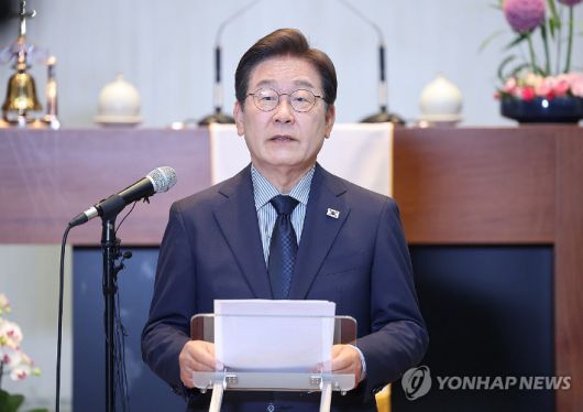 (성남=연합뉴스) 김도훈 기자 = 더불어민주당 이재명 대선 후보가 2일 경기 성남시 수정구 성남주민교회에서 기자회견을 하고 있다. 2025.6.2 superdoo82@yna.co.kr 연합뉴스