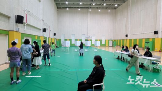 제21대 대통령선거일인 3일 강릉 복합복지체육센터에 마련한 경포동 제3투표소를 찾아 소중한 권리를 행사하고 있는 유권자들. 전영래 기자