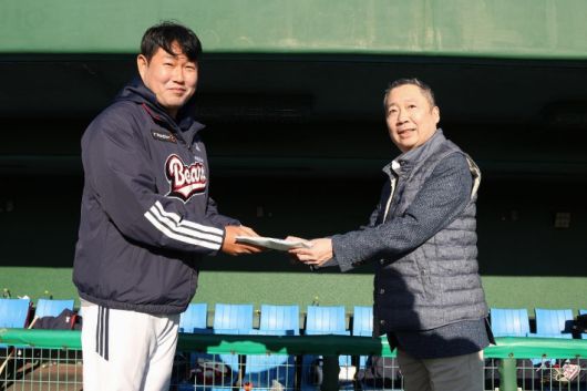 프로야구 두산 베어스의 구단주인 박정원 두산 회장(오른쪽)이 스프링 캠프가 진행 중인 일본 미야자키 선마린 스타디움에서 주장 양의지에게 격려금을 전달하는 모습. 두산