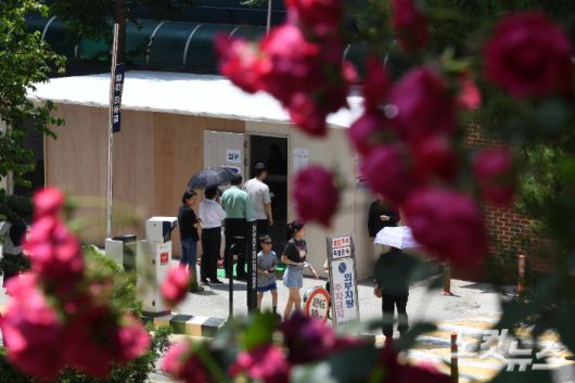 제21대 대통령선거일인 3일 서울 은평구 라이브미성아파트 주차장에 마련된 투표소에서 시민들이 투표를 하고 있다. 박종민 기자