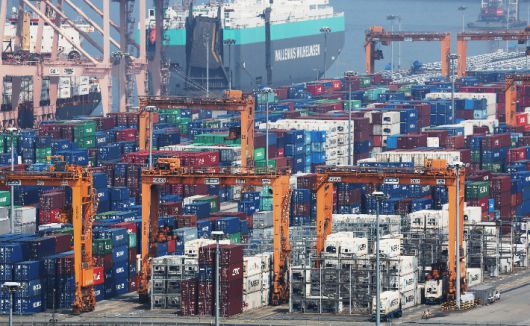 1일 경기도 평택항에 컨테이너가 쌓여 있는 모습. 연합뉴스