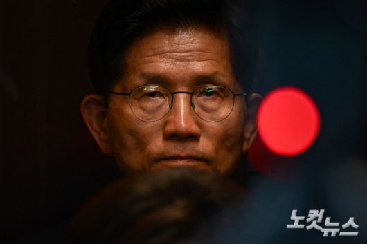 김문수 국민의힘 대선 후보가 4일 새벽 서울 여의도 국민의힘 중앙당사에서 대선 관련 입장을 밝힌 뒤 퇴장하고 있다. 황진환 기자