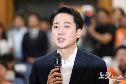 개혁신당 이준석 제21대 대통령선거 후보가 3일 서울 여의도 국회 의원회관에 마련된 개표상황실에서 출구조사에 대한 소감을 말하고 있다. 방송3사 출구조사는 이재명 51.7%, 김문수 39.3%, 이준석 7.7%로 예측됐다. 박종민 기자