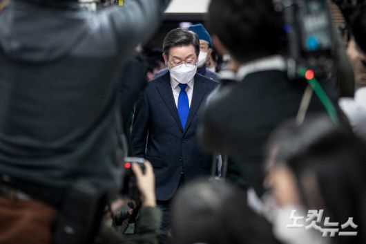 지난 2022년 당시 이재명 더불어민주당 대선후보가 서울 여의도 중앙당사에 마련된 제20대 대통령선거 패배 승복 기자회견장에 들어서는 모습. 윤창원 기자
