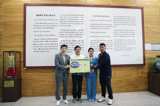 지난달 30일 대한체육회 유승민 회장(왼쪽부터)이 충북 진천 국가대표 선수촌을 찾은 박찬대 민주당 원내대표와 임오경 의원에게 '미래 체육 정책제안서'를 전달한 모습. 오른쪽은 양궁 국가대표 김우진. 대한체육회