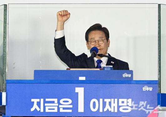 제21대 대통령 당선이 확정된 더불어민주당 이재명 대선 후보가 4일 서울 여의도 국회 앞에 마련된 더불어민주당 국민 개표방송 행사에서 감사 인사를 전하고 있다. 류영주 기자