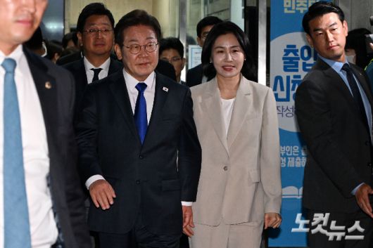 제21대 대통령 당선이 확정된 더불어민주당 이재명 대선 후보가 4일 선대위원장들에게 감사 인사를 하기 위해 서울 여의도 당사를 방문한 뒤 국민 개표방송 행사로 향하고 있다. 류영주 기자