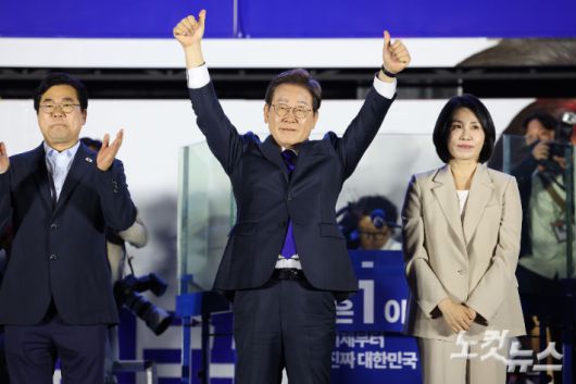 제21대 대통령 당선이 확실시되는 더불어민주당 이재명 대선 후보가 4일 서울 여의도 국회 앞에 마련된 더불어민주당 국민 개표방송 행사에서 인사를 하고 있다. 류영주 기자