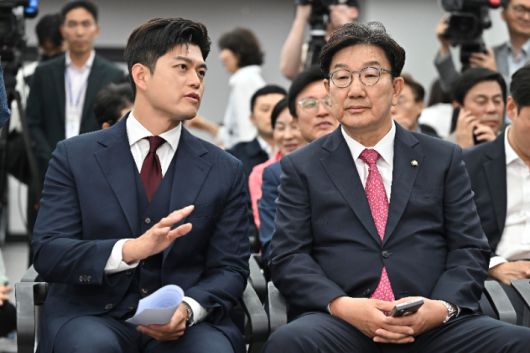 국민의힘 김용태 비상대책위원장과 권성동 원내대표가 4일 서울 여의도 중앙당사에서 열린 제21대 대통령선거 국민의힘 중앙선거대책위원회 해단식에 참석해 대화를 나누고 있다. 연합뉴스