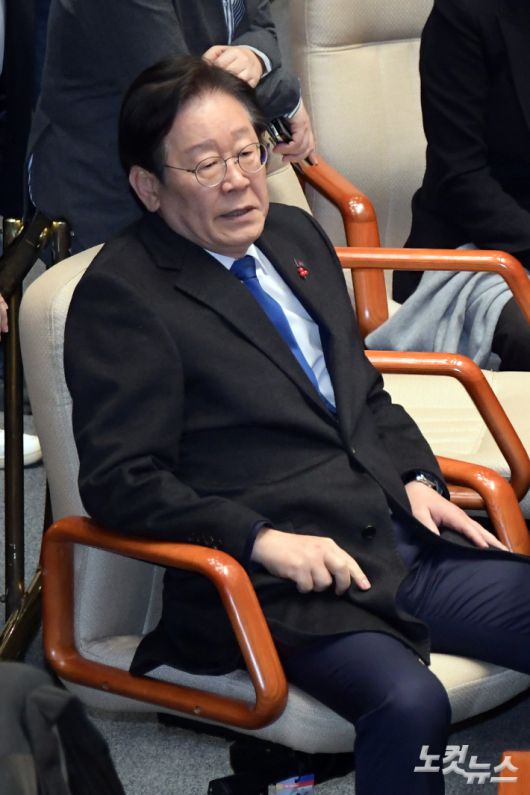 지난해 12월 4일 윤석열 전 대통령이 비상계엄을 선포한 가운데 서울 여의도 국회 본회의에 더불어민주당 이재명 대표가 참석하고 있다. 윤창원 기자