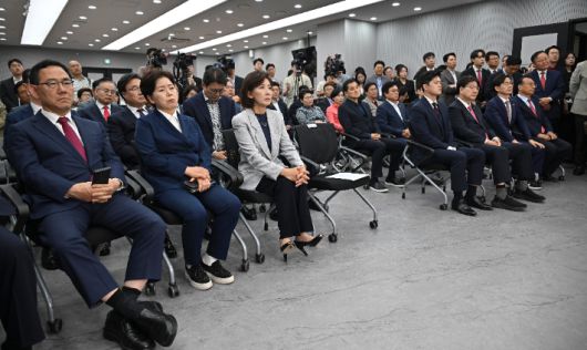 심각한 표정의 국민의힘     (서울=연합뉴스) 김주형 기자 = 4일 서울 여의도 중앙당사에서 열린 제21대 대통령선거 국민의힘 중앙선거대책위원회 해단식에 국민의힘 의원들이참석해 있다. 2025.6.4 [공동취재]     kjhpress@yna.co.kr (끝)   <저작권자(c) 연합뉴스, 무단 전재-재배포, AI 학습 및 활용 금지> 연합뉴스