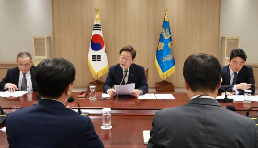 이재명 대통령이 4일 서울 용산 대통령실 청사에서 '대통령 1호 명령, 비상경제점검 태스크포스(TF) 회의'를 주재하고 있다. 연합뉴스