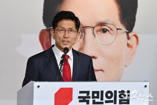김문수 국민의힘 대선 후보가 4일 새벽 서울 여의도 국민의힘 중앙당사에서 대선 관련 입장을 밝히고 있다. 황진환 기자