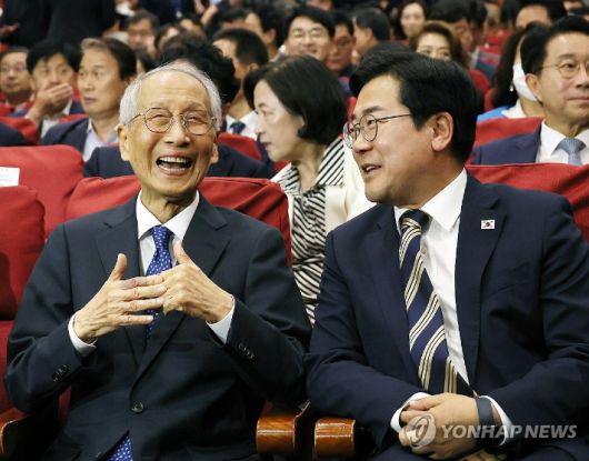 (서울=연합뉴스) 박동주 기자 = 더불어민주당 윤여준, 박찬대 상임총괄선대위원장이 4일 서울 여의도 국회 의원회관에서 열린 더불어민주당 중앙선거대책위원회 해단식에서 밝은 표정으로 대화하고 있다. 2025.6.4 pdj6635@yna.co.kr 연합뉴스