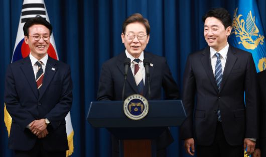 이재명 대통령이 4일 서울 용산 대통령실 청사에서 국무총리 후보자로 김민석 의원(왼쪽), 대통령비서실장으로 강훈식 의원 등 첫 인선을 발표하고 있다. 연합뉴스