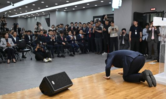 선대위 해단식, 절 하는 김문수 전 후보     (서울=연합뉴스) 김주형 기자 = 국민의힘 김문수 전 대선 후보가 4일 서울 여의도 중앙당사에서 열린 제21대 대통령선거 국민의힘 중앙선거대책위원회 해단식에서 발언 도중 절을 하고 있다. 2025.6.4 [공동취재]     kjhpress@yna.co.kr (끝)   <저작권자(c) 연합뉴스, 무단 전재-재배포, AI 학습 및 활용 금지> 연합뉴스