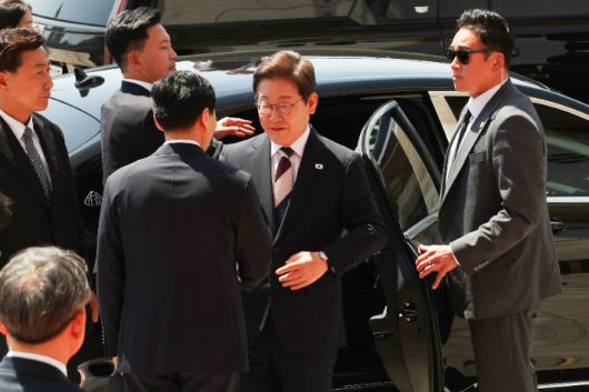 이재명 대통령이 취임 선서를 하기 위해 4일 서울 여의도 국회에 들어서고 있다. 연합뉴스