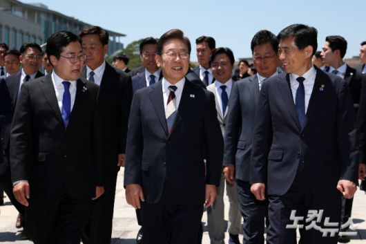 이재명 대통령이 4일 서울 여의도 국회 로텐더홀에서 취임 선서를 마친 뒤 우원식 국회의장 및 여야 6당 대표와 오찬을 위해 사랑재로 이동하며 박찬대(왼쪽) 더불어민주당 대표 직무대행과 김민기 국회 사무총장과 대화하고 있다. 윤창원 기자