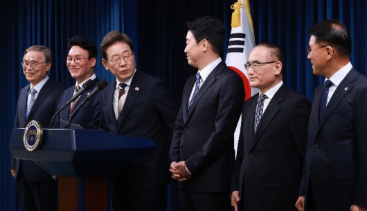 이재명 대통령, 첫 인사 발표     (서울=연합뉴스) 홍해인 기자 = 이재명 대통령이 4일 서울 용산 대통령실 청사에서 열린 새 정부 첫 인사 발표를 하고 있다.      왼쪽부터 이종석 국가정보원장 후보자, 김민석 국무총리 후보자, 이 대통령, 강훈식 대통령비서실장, 위성락 안보실장, 황인권 대통령경호처장. 2025.6.4     hihong@yna.co.kr (끝)   <저작권자(c) 연합뉴스, 무단 전재-재배포, AI 학습 및 활용 금지> 연합뉴스