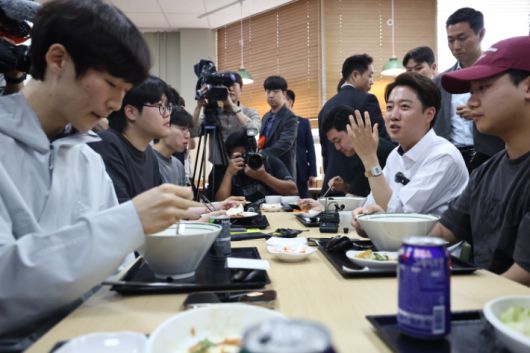 개혁신당 이준석 후보가 지난달 22일 '학식먹자 이준석' 행사가 열린 인천 미추홀구 인하대학교에서 학생들과 점심을 먹으며 대화를 나누는 모습. 연합뉴스