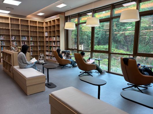 숲속도서관 2층에서 내다 본 통창 뷰. 강동구청 제공