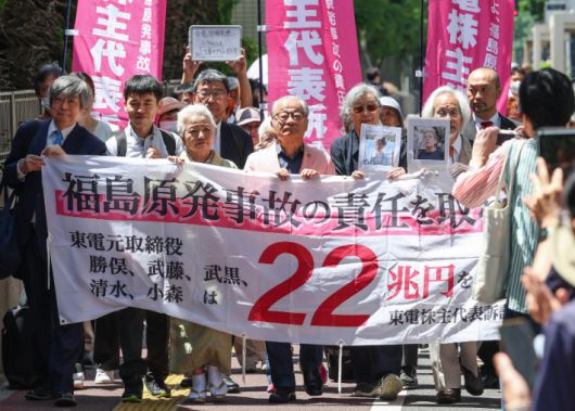 일본 후쿠시마 제1원자력발전소 사고 당시 경영진에 배상을 요구한 원고들이 6일 도쿄고등재판소 밖에서 행진하는 모습. 연합뉴스