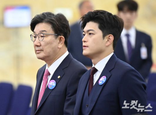 국민의힘 김용태 비상대책위원장(오른쪽)과 권성동 원내대표. 윤창원 기자