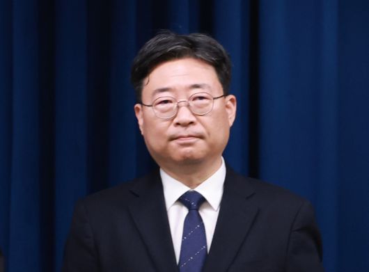 이재명 대통령, 하준경 경제성장수석 임명     (서울=연합뉴스) 홍해인 기자 = 이재명 대통령은  6일 강훈식 대통령 비서실장의 대통령실 1차 인선 브리핑을 통해 대통령실 경제성장수석에 하준경 한양대 교수를 임명했다고 밝혔다. 사진은 이날 인선 발표에 참석한 하 수석. 2025.6.6     hihong@yna.co.kr (끝)   <저작권자(c) 연합뉴스, 무단 전재-재배포, AI 학습 및 활용 금지> 연합뉴스