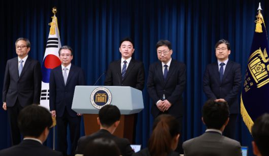 강훈식 대통령 비서실장(가운데)이 6일 서울 용산 대통령실 청사에서 대통령실 1차 인선을 발표하고 있다. 왼쪽부터 문진영 사회수석비서관, 김용범 정책실장, 강 비서실장, 하준경 경제성장수석, 류덕현 재정기획보좌관. 연합뉴스