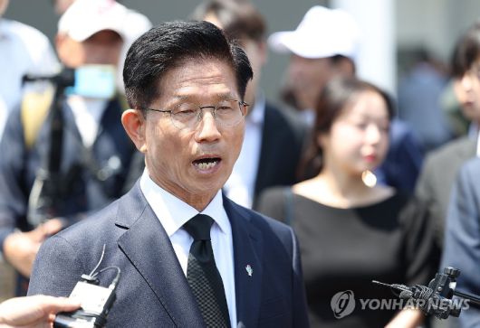 (서울=연합뉴스) 김성민 기자 = 국민의힘 김문수 전 대선후보가 6일 서울 동작구 국립서울현충원을 찾아 참배를 마친 후 입장을 밝히고 있다. 2025.6.6 ksm7976@yna.co.kr 연합뉴스