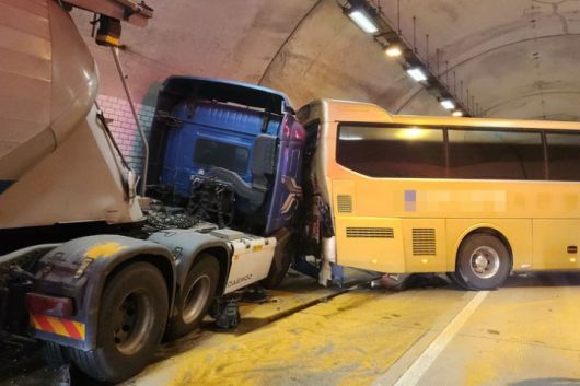 지난달 19일 오전 10시쯤 전북 완주군 순천완주고속도로 용암4터널에서 곡물 운반용 트레일러와 수학여행 관광버스 등 차량 4대가 잇따라 추돌했다. 전북소방본부 제공