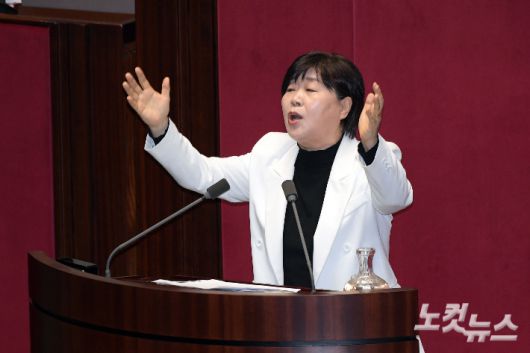 27일 서울 여의도 국회에서 열린 제422회국회(임시회) 제7차 본회의에서 더불어민주당 서영교 의원이 '명태균 특검법' 찬성 토론을 하고 있다. 윤창원 기자