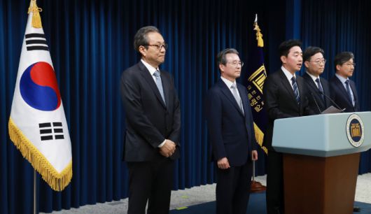 강훈식 대통령 비서실장(가운데)이 6일 서울 용산 대통령실 청사에서 대통령실 1차 인선을 발표하고 있다. 왼쪽부터 문진영 사회수석비서관, 김용범 정책실장, 강 비서실장, 하준경 경제성장수석, 류덕현 재정기획보좌관. 연합뉴스