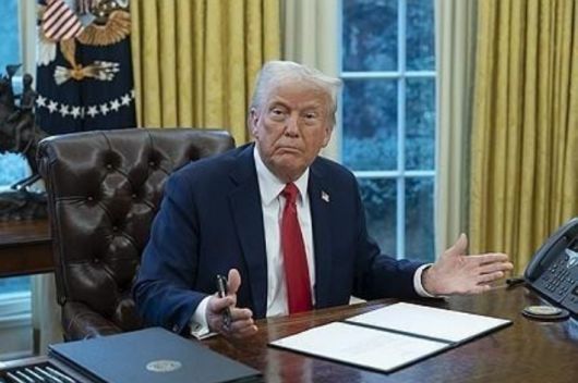 행정명령 서명하는 트럼프 미국 대통령. 연합뉴스